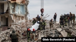 Ukrajina - Spasioci vade tijela iz ruševina stambene zgrade, uništena u raketnom napadu Rusije. 10. jul 2022. (Ukrainski sajt) 