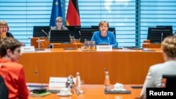 Ангела Меркель на очередном заседании правительства, 18 марта 2020 года