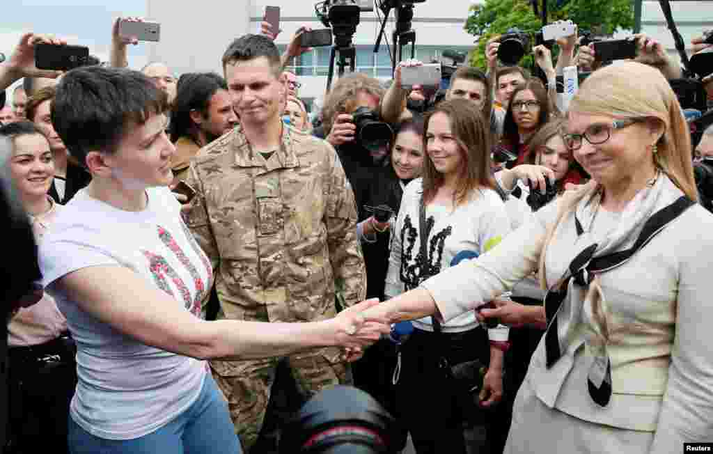 Надежда Савченко и лидер партии «Батькивщина» Юлия Тимошенко в аэропорту. Именно от этой партии Савченко, находившаяся в то время в российской тюрьме, была избрана депутатом Верховной Рады на парламентских выборах осенью 2014 года