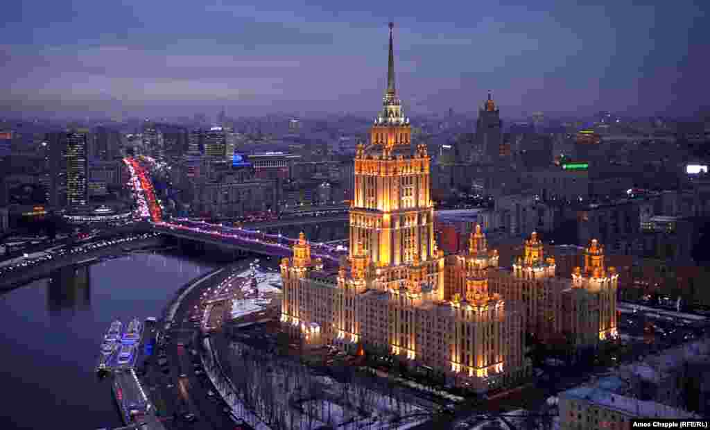 Москва, Россия. Отель "Украина" с включенной подсветкой на закате солнца.