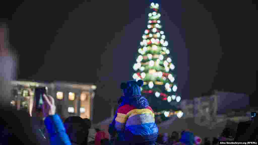 Открытие главной елки Крыма в Симферополе, 19 декабря Открытие сопроводили концертом, на котором выступали народные коллективы. Кроме елки, на главной площади города установили светящийся фонтан и карету с лошадьми. 