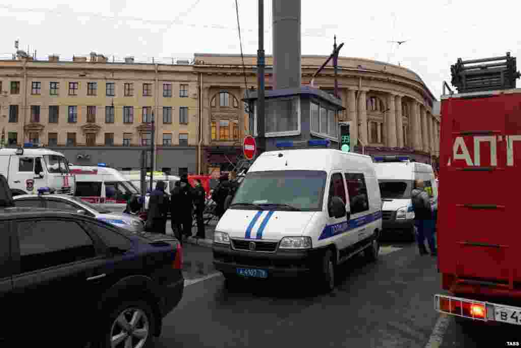 "Технологиялық институт" станциясының кірер тұсы.