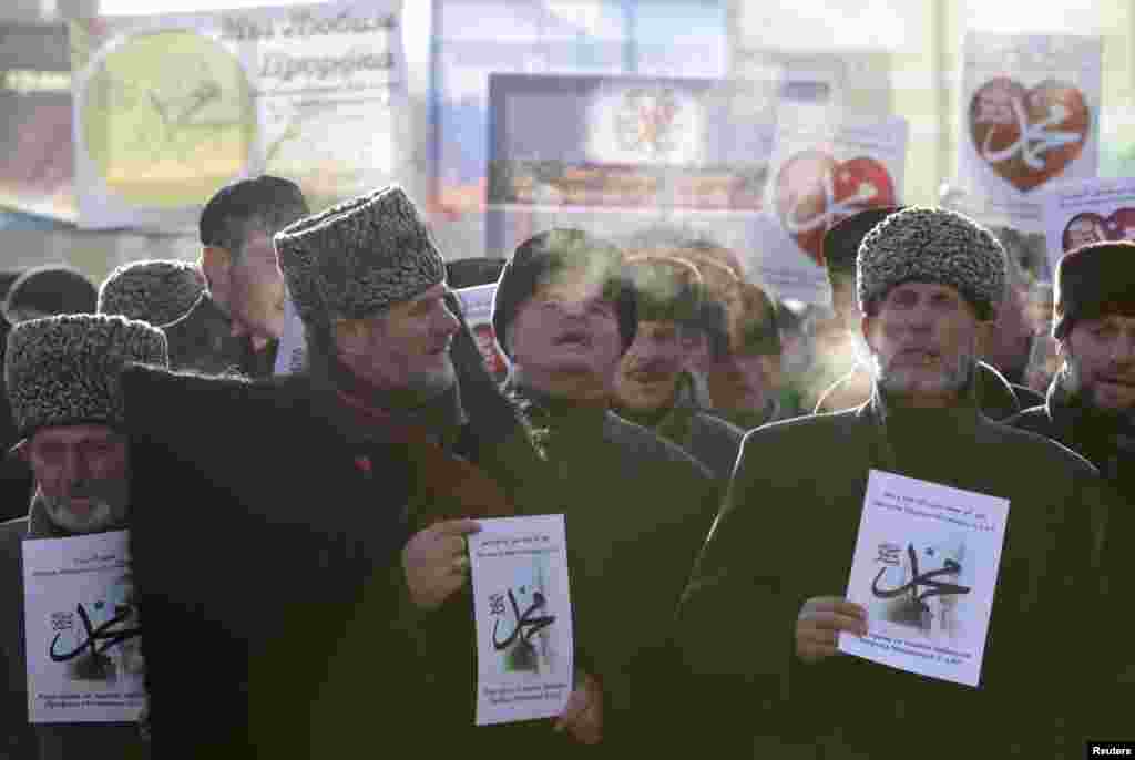 Чарада чыгыш ясаучылар Charlie Hebdo карикатураларын башка медиада да чыгаруны рөхсәт иткән өчен тәнкыйтьләде