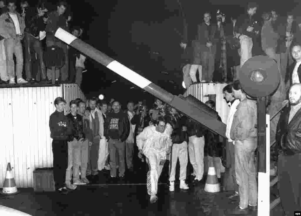 Ljudi slobodno prelaze granicu Istočnog Berlina, 9. novembar 1989.