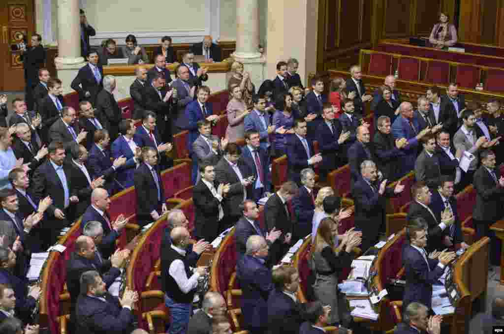 Рада підтримала закон про відмову України від позаблокового статусу. «За» проголосували 303 народних депутатів за 226 необхідних. Київ, 23 грудня 2014 року