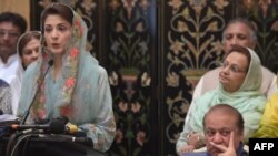 پخوانی وزیر اعظم نواز شریف د خپلې لور مریم نواز د وینا اورېدو پر مهال. تصویر له ارشیفه