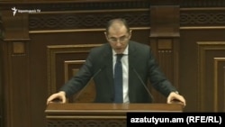 Ֆինանսների նախարար Վարդան Արամյանը խորհրդարանում, 6-ը դեկտեմբերի, 2016 թ․ 