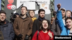 Tineri protestînd împotriva corupției guvernului Putin în Piața Pușkin din Moscova, 26 martie 2017.