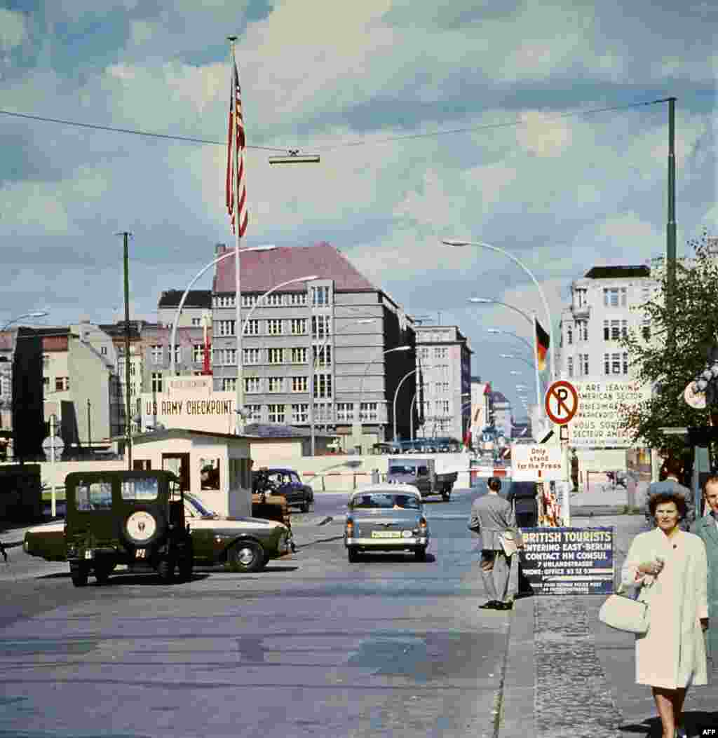Fotografija načinjena juna 1968. ispred čuvenog kontrolnog punkta "Charlie".