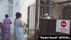 Назди таваллудхонаи вилоятӣ дар Хуҷанд. 3-юми сентябри 2020