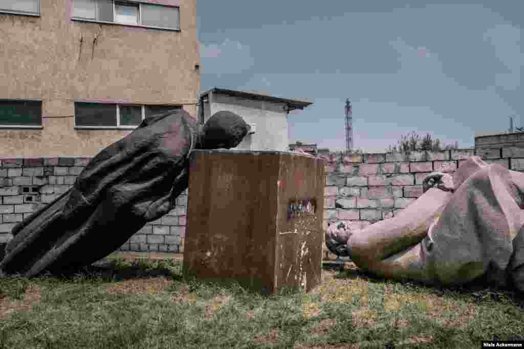 Невідомий радянський герой (зліва) та Ленін у Кам’янському «Я завжди засмучуюся, коли ЗМІ використовують спрощений підхід до питання, мовляв, Україна викидає Леніна на сміття, – зауважує Акерман. – Коли ЗМІ щось надто спростовують, це створює недовіру до них».
