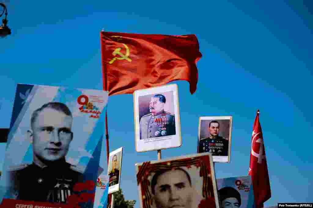 Портрет Иосифа Сталина и флаг СССР на акции «Бессмертный полк» в Алматы, 9 мая 2019 года.