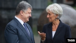 Петро Порошенко (Л) і Крістін Лаґард