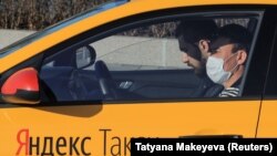 Марти соли 2020. Ширкатҳои такси дар Маскав ба ронандаҳои худ дастур доданд, ки дар дохили мошин бо ниқоб хидматрасонӣ бикунанд