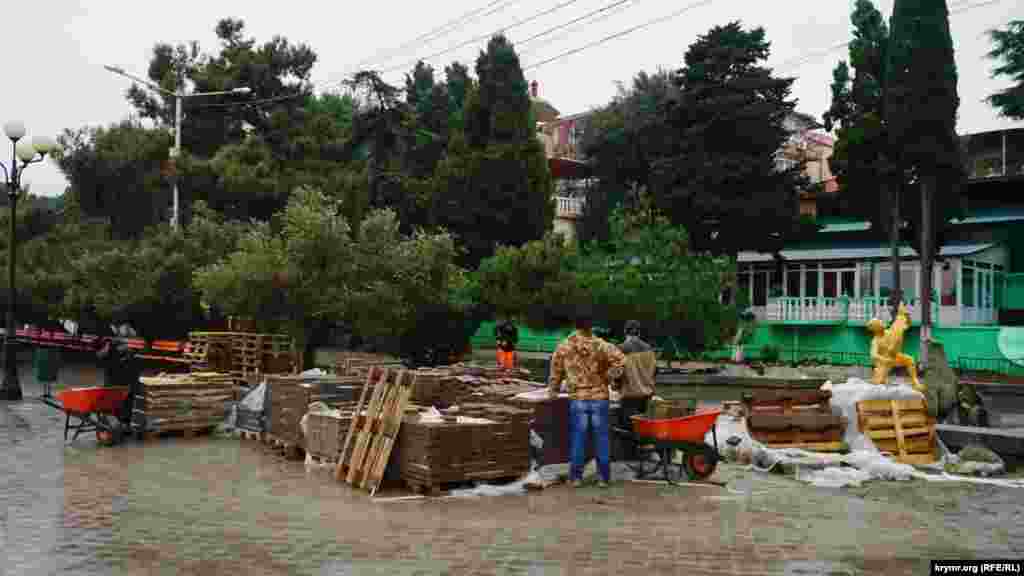 В Крыму уже стало доброй традицией – менять тротуарную плитку в преддверии зимы или в ненастье