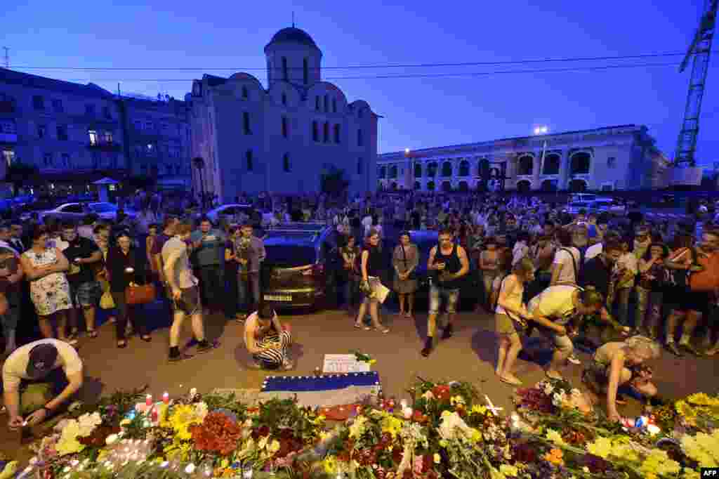 Кияни всю ніч несли квіти та свічки до посольства Нідерландів. Через кілька годин після трагедії з Боїнгом 777 люди почали збиратися біля посольства Нідерландів у Києві. Вони принесли квіти, свічки, м’які іграшки. Літак Боїнг 777 малайзійських авіаліній збили в районі міста Торез Донецької області. Пасажирський літак прямував з Амстердама до Малайзії. На борту знаходилося 283 пасажирів і 15 членів екіпажу. Київ, 17 липня 2014 року