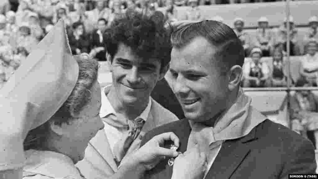 23 сентября 1961 года, Гурзуф. Визит Юрия Гагарина в детский лагерь «Артек» спустя несколько месяцев после его полета в космос. Вспоминая эту поездку, он сказал, что стал «космическим гостем замечательной республики красных галстуков». На этом снимке Гагарина принимают в почетные пионеры