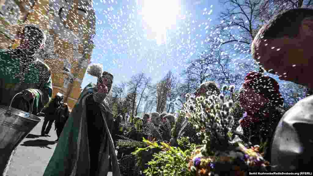 9 квітня у вірян східного обряду – Вербна неділя. Кияни та гості столиці зібрались біля Володимирського собору, аби освятити вербу та помолитися. Згідно з християнським вченням, цього дня Ісус Христос за кілька днів до своїх хресних страждань в’їхав на віслюку до Єрусалима. Люди, оспівуючи його, стелили на шляху пальмове віття. В Україні символ свята – пальму – замінили на вербу. Київ, 9 квітня 2017 року ПЕРЕГЛЯНЬТЕ ФОТОГАЛЕРЕЮ