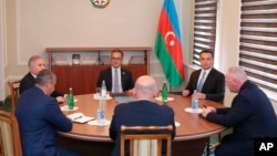 Predstavnici etničke jermenske zajednice Nagorno-Karabaha, vlade Azerbejdžana i predstavnik ruskog mirovnog kontingenta prisustvuju razgovorima u azerbejdžanskom gradu Yevlax 21. septembra 2023.