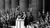 Адольф Һитлер 1938 елда үзенең тарафдарлары алдында чыгыш ясый