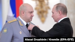 Генерал-полковник Сергій Суровікін і президент РФ Володимир Путін (праворуч) під час вручення нагород військовослужбовцям, що найбільш відзначилися під час війни в Сирії. Москва. 28 грудня 2017 року 