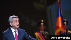 Armenia - President Serzh Sarkisian addresses hundreds of army officers, 9Jul2011.