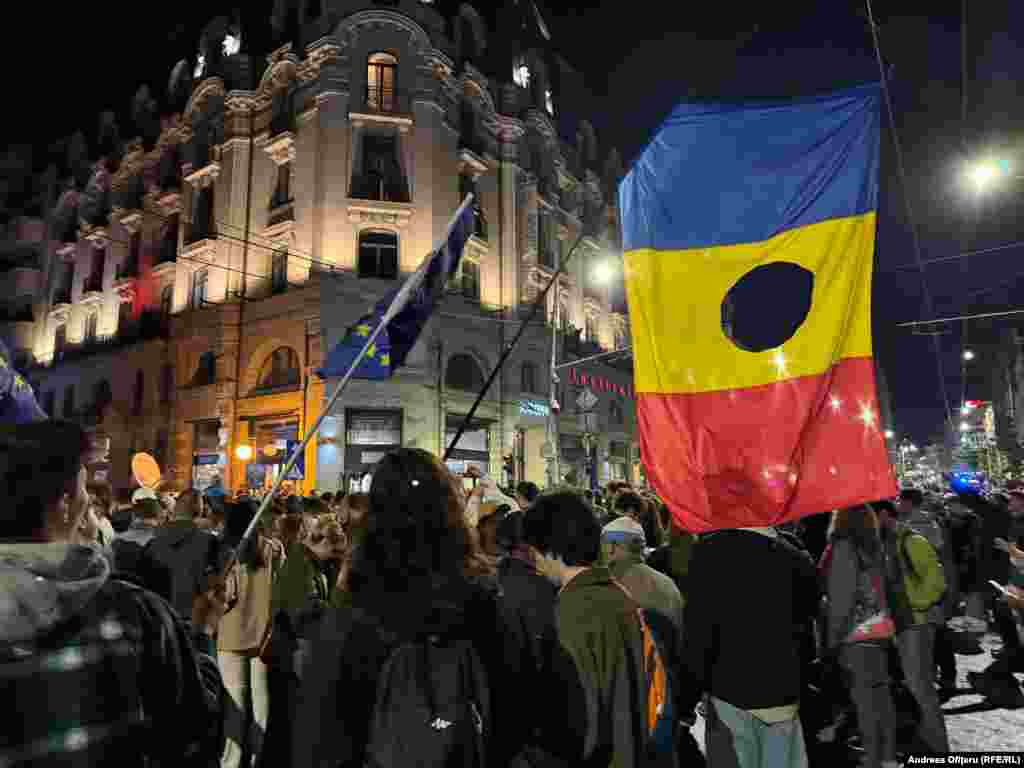 Date fiind declarațiile favorabile politicilor rusești făcute de George Simion, printre votanții lui Nicușor Dan a existat un sentiment atât de puternic de pericol și risc.Distanța dintre cele două viziuni politice a fost atât de mare încât la manifestația victoriei și-a făcut apariția unul dintre cele mai puternice simboluri ale Revoluției Române din 1989: steagul românesc din care a fost decupată stema comunistă, stema cu steaua roșie fiind simbolul dictaturii, al represiunii și al izolării.