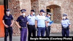 Timișoara. Artiștii adunați la Bastion pentru a discuta despre soarta Capitalei europene sunt păziți de poliție.
