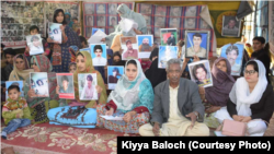 د بې درکړل شويو بلوڅانو د راخوشې کولو لپاره غږ پورته کوونکي سازمان مشر ماما عبدالقدير بلوڅ او نور کسان د خپلو عزيزانو د موندلو لپاره په کوټه کې په احتجاجي کېمپ کې ناست دي ـ انځور له ارشيفه