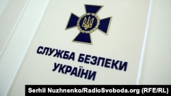 «Не може якийсь окремий хакер чи навіть група хакерів дозволити собі витратити такі кошти, щоб потім не отримати жодного матеріального зиску», пояснює начальник управління Департаменту кібербезпеки Служби безпеки Україи Ілля Вітюк