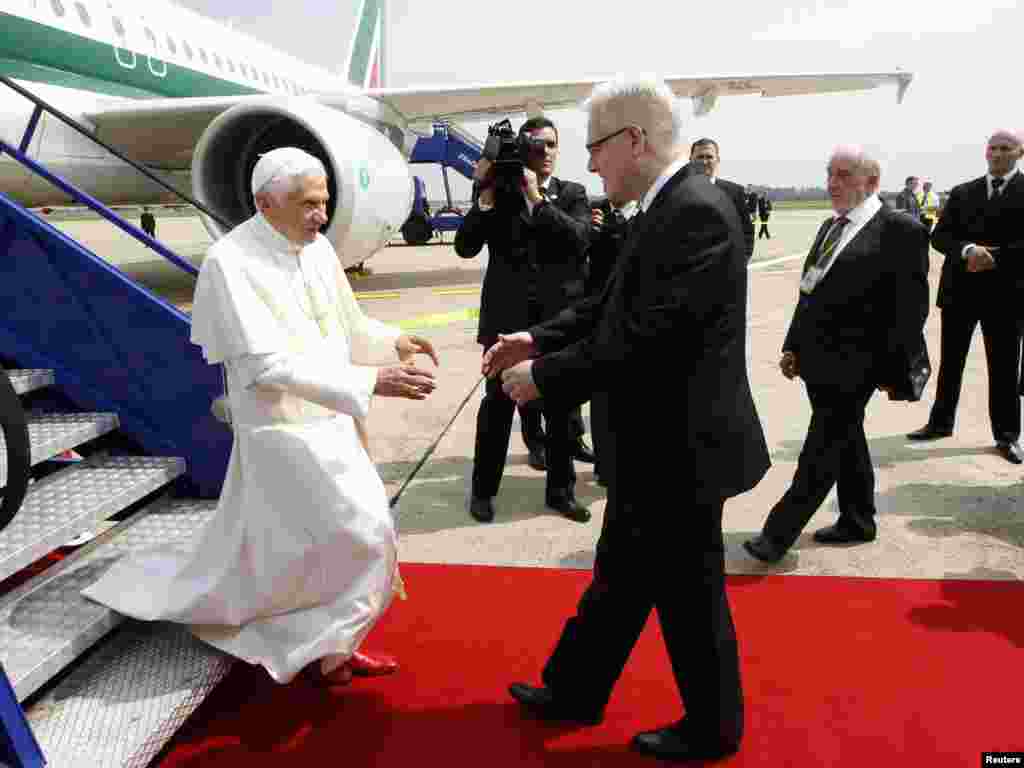 Papa Benedikt XVI i predsjednik Hrvatske Ivo Josipović na aerodromu u Zagrebu, 4. lipanj 2011. REUTERS / Alessandro Bian -