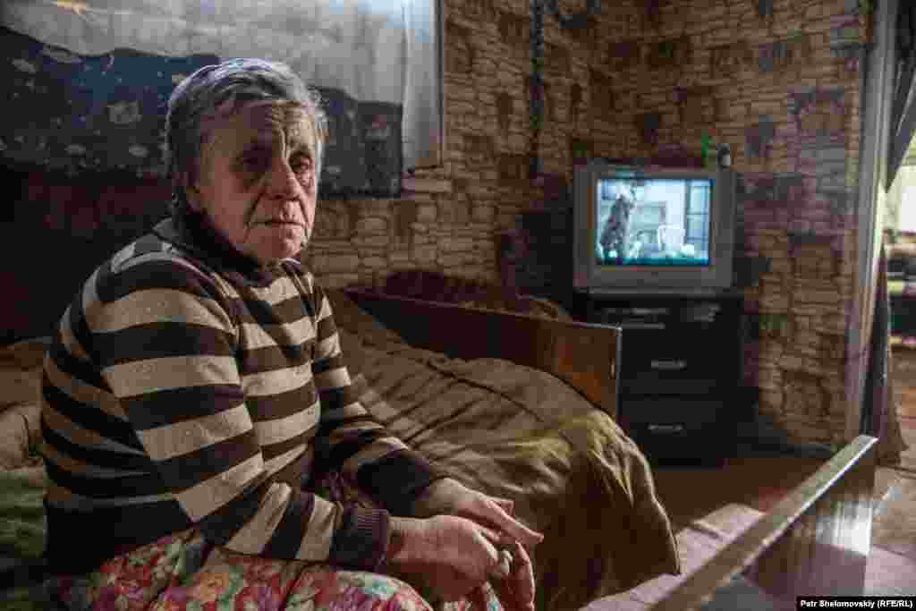 Марія плаче, розповідаючи про війну і людей, які загинули з обох сторін. «Коли це все скінчиться?» – запитує вона.