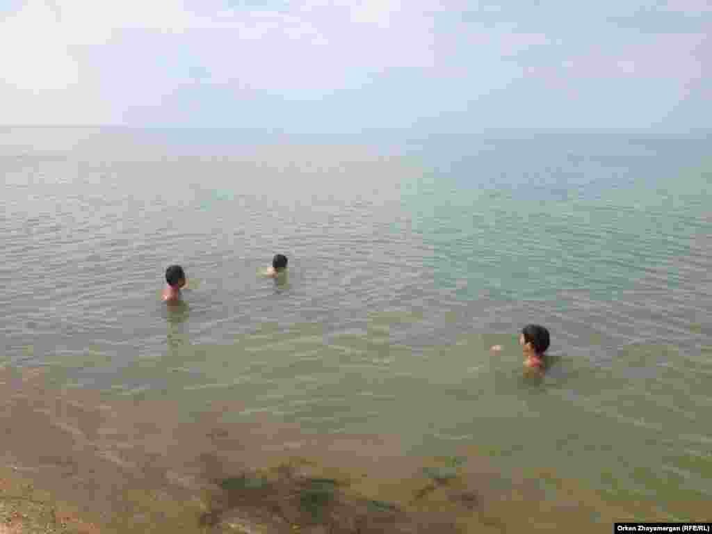 Дети купаются в Аральском море. Село Акбасты, 1 августа 2016 года. 