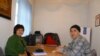 Правозащитница Толекан Исмаилова на встрече с осужденным коллегой Азимжаном Аскаровым в исправительной колонии № 47, Бишкек, 15 марта 2011 года. 