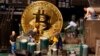 Bitcoin se kopa (mined) pomoću kompjutera, tj. korištenjem procesorskog vremena i distribucije u bitcoin mreži, uz pomoć matematičke formule.