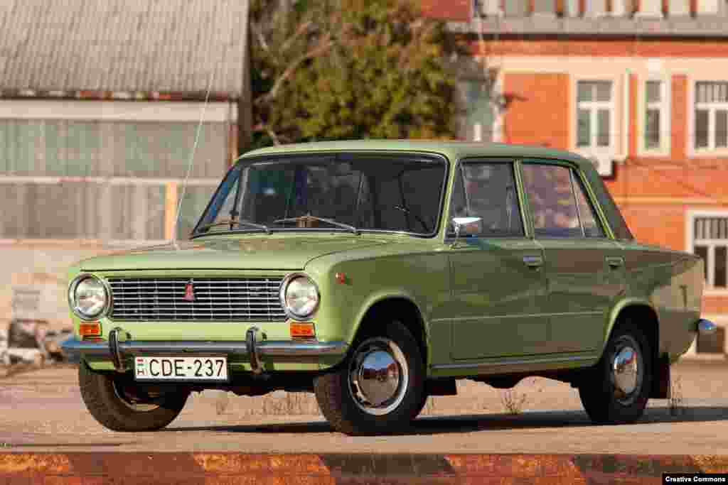Fiat заключил сделку с советским правительством о создании завода в Тольятти (названном в 1964 году в честь итальянского коммуниста Пальмиро Тольятти). «Жигули» (экспортное название Lada) были тщательно смоделированы по образу и подобию Fiat, но с более толстой сталью и более высоким подъемом для российских дорог. Знаменитый автомобиль выпускался почти 18 лет, а Тольятти – дом АвтоВАЗа, крупнейшего автопроизводителя страны, который сегодня является частью французской Groupe-Renault, – остается центром автомобильного производства в России.