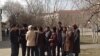 "Лайықты баспана үшін" ұйымының Астанадағы кеңсесі алдына жиналды. Астана, 10 сәуір, 2009 жвл. 