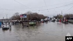 În imagine, echipele de intervenție evacuează locuitori din orașul Orsk, regiunea Orenburg din sud-vestul Rusiei, la 20 de kilometri de granița cu Kazahstan, după inundanțiilor provocate de spargerea unui baraj și al precipitațiilor abundente.