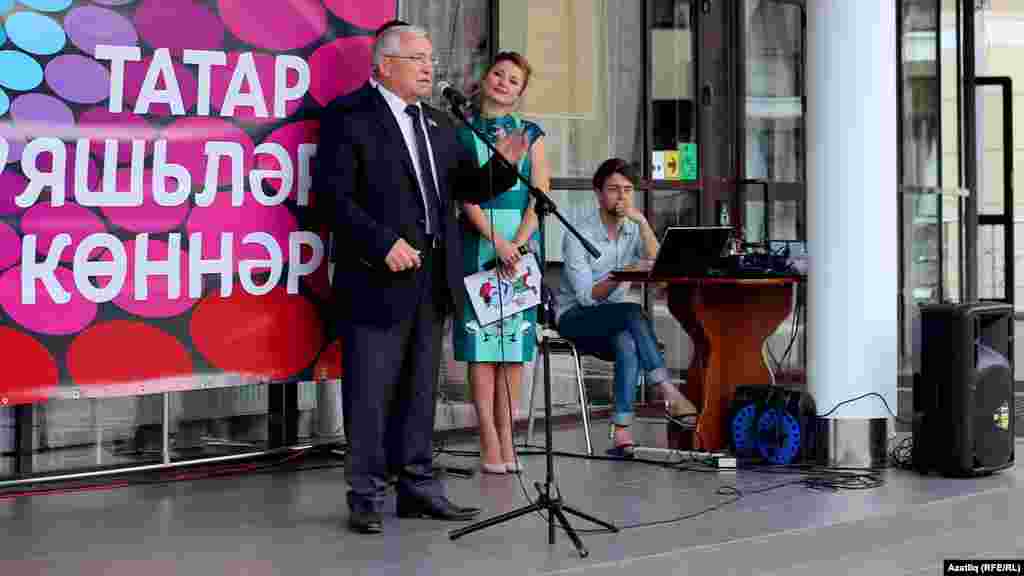 Депутат, шагыйрь Разил Вәлиев 