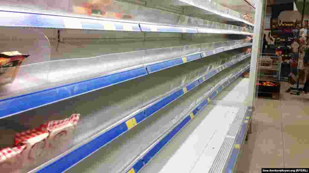 В тот момент рост цен и тарифов прикрыли повышением пенсий, но пустые полки в магазинах замаскировать не стремились. Исчезали продукты, первый дефицит – молочная продукция, со временем исключением не стали и крупы, печенье, мясные изделия Севастополь, 15 мая 2014 года, магазин «АТБ», улица Очаковцев