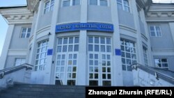 У здания Актюбинского областного суда.
