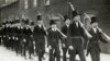 1915 год. В Итоне – занятия по начальной военной подготовке. С тех пор форма одежды учеников элитной школы мало изменилась – отменены только цилиндры.