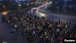 Armenia -- People walk during a march to commemorate Armenian servicemen killed in recent clashes over Nagorno-Karabakh in Yerevan, April 10, 2016