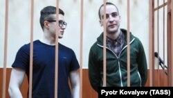 Обвиняемые по делу "Сети" в Петербурге Виктор Филинков (слева) и Юлий Бояршинов 