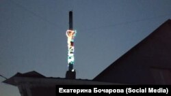 Печная труба, украшенная жительницей Красноярского края по совету министра