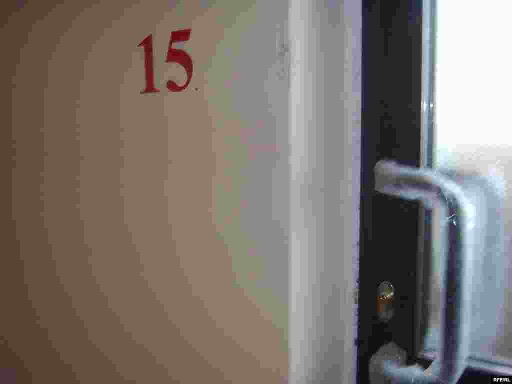 Трагедия случилась на 15-ом этаже жилого дома, когда Шолпан вышла с подругами из гостей. - Трагедия случилась на 15-ом этаже жилого дома, когда Шолпан вышла с подругами из гостей.