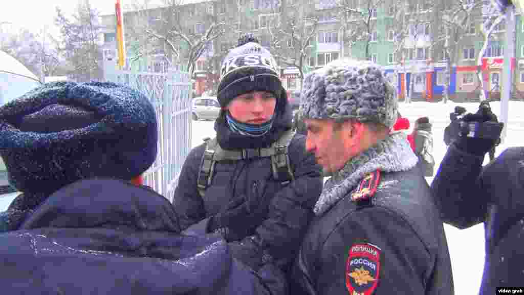 Томскте шеруге шыққандарды полиция ұстап жатыр. 
