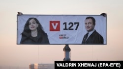 Vjosa Osmani i Aljbin Kurti, izborni pobednici, na predizbornom bilbordu u Prištini. Zabeleženo 5. februara 2021.