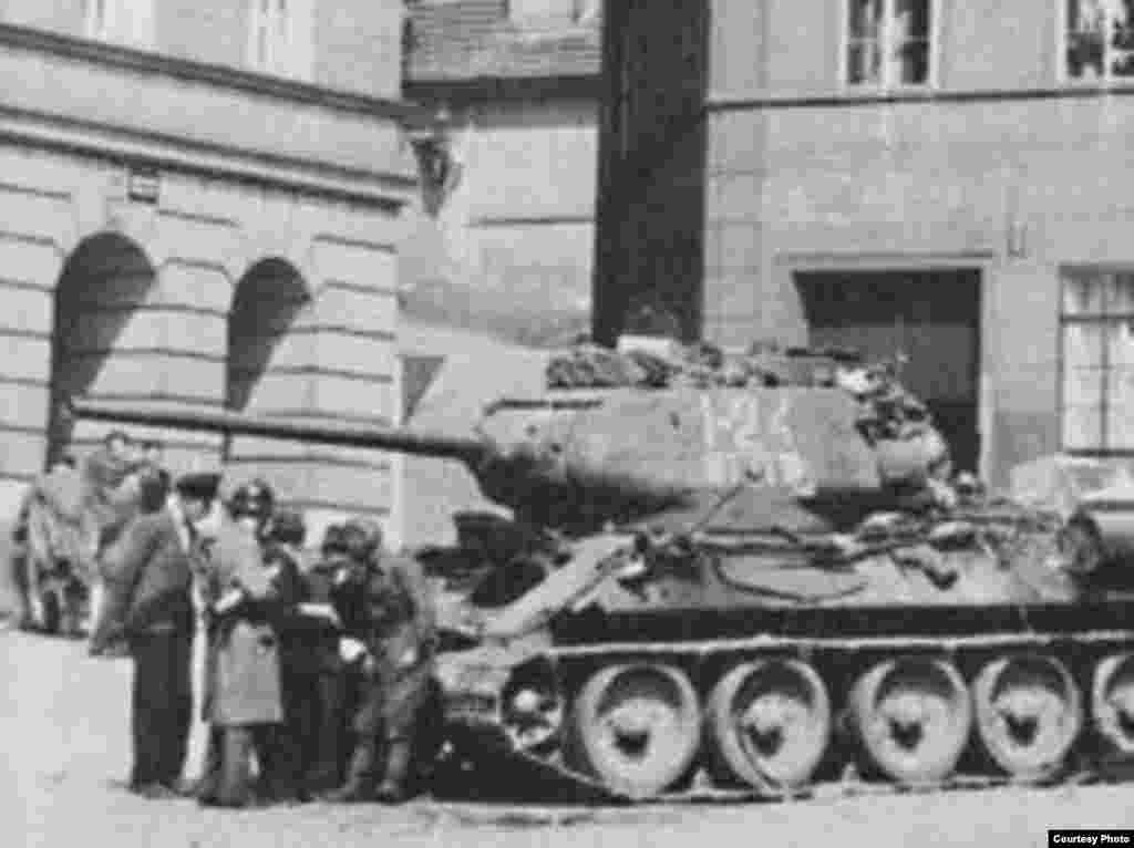 Танк лейтенанта Ивана Гончаренко вскоре после боя в Праге 9 мая 1945 года. Танк был незначительно поврежден в ходе боя.