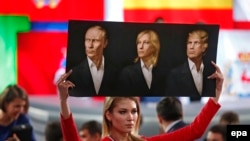 Pobeda Donalda Trampa, jačanje populista širom Evrope – ukazuju na ogromno nezadovoljstvo i gnev mnogih stanjem u kojem žive: Fotografije Vladimira Putina, Marin le Pen i Donalda Trampa na Putinovoj godišnjoj konferenciji za novinare